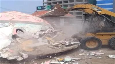 حملة لإزالة العشوائيات في كورنيش قحطان الشعبي بالعاصمة عدن 