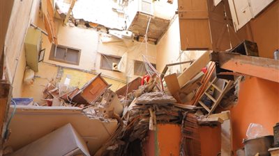 مأساة أسرة في عدن.. طفلة تفقد حياتها في انهيار منزل على قاطنيه بمدينة كريتر 