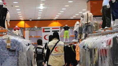 الهلال الأحمر يواصل توزيع مشروع كسوة عيد الأضحى بحضرموت