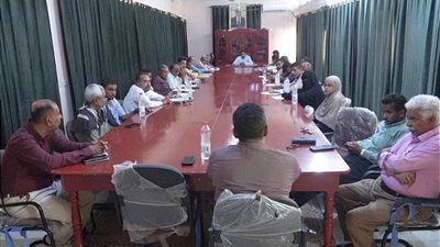 محافظ أبين يترأس اجتماع المكتب التنفيذي ويقف أمام عدد من انشطة المكاتب الخدمية