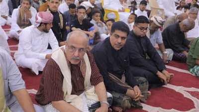 الكثيري والمحمدي يؤديان صلاة عيد الأضحى مع جموع المصلين بمسجد الشهداء بالمكلا