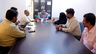 أمين محلي أبين يناقش مع 