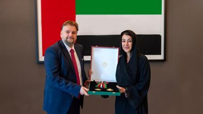 رئيس الإمارات يمنح سفير بولندا وسام الاستقلال