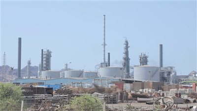 جهود الرئيس الزُبيدي تُثمر بموافقة حكومية على استعادة نشاط مصافي عدن 