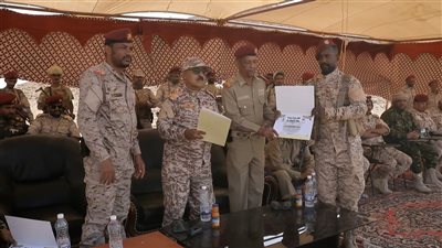 قائد العسكرية الثانية يشهد اختتام دورة رماية حية ناجحة بساحل حضرموت