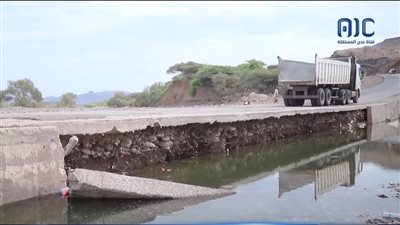 سيول جارفة تلحق أضرارًا جسيمة بجسر بلة في لحج.. والصيانة تبدأ