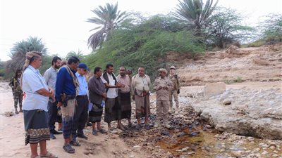 رئيس تنفيذية انتقالي شبوة يتفقد مواقع التسرب النفطي في مديريتي الروضة ورضوم