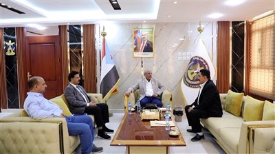 الكثيري يطّلع على جهود السلطة بعدن في المجال الإنساني وإيواء النازحين 