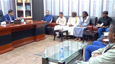 محافظ شبوة يوجه بتسليم المواقع المخصصة لإنشاء عدد من المشاريع