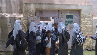 تربية عدن تحذر بعض المدارس من فرض جبايات على الطلاب باسم الوزارة