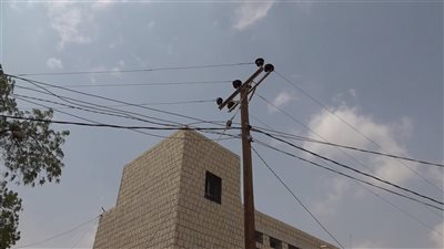 قرية بيت عياض بلحج.. انقطاع تام للتيار الكهربائي ولا حلول رسمية 