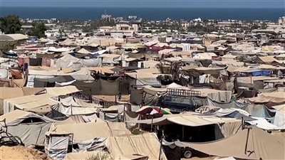 عشرات الشهداء والمصابين باستهداف إسرائيلي خيام نازحين في المواصي بغزة 