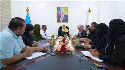 هيئة الإغاثة تستعرض جهود إغاثة نازحي المسيمير جراء القصف الحوثي 