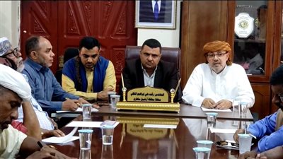 السلطان آل عفرار يلتقي قيادات السلطة المحلية في محافظة سقطرى