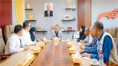 محافظ عدن يبحث مع 