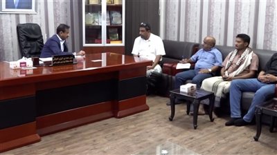 محافظ شبوة يستقبل وفداً لدراسة إنشاء محطات طاقة بديلة