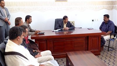 محافظ شبوة يوجّه بالإسراع في تنظيم أسواق مدينة عتق