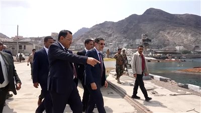 رئيس الوزراء يطلع من الوزير السقطري على اعمال إعادة تأهيل ميناء الاصطياد السمكي بعدن
