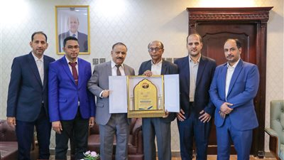 قيادة مؤسسة موانئ البحر العربي تكرم وزير النقل وعدداً من قيادات الوزارة