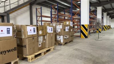 ميناء عدن يتسلم معدات جديدة من اليابان لتطوير بنيته وتعزيز كفاءته التشغيلية