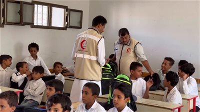تقرير.. بدعم إماراتي.. تدشين مشروع الحقيبة المدرسية بشبوة