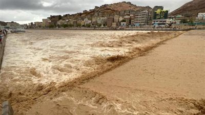 نجاة ركاب نقل جماعي من موت محقق عقب جرف حافلتهم في حضرموت