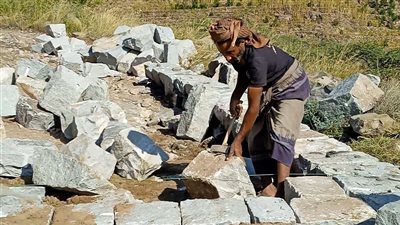 تواصل أعمال مشروع استكمال طريق سرار الجبل يافع