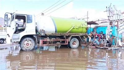 مواصلة أعمال شفط مياه الأمطار في مديرية البريقة 