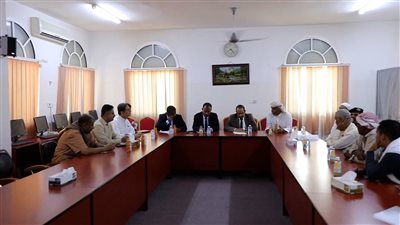 محافظ حضرموت يناقش تسهيل الحركة التجارية والاستثمارية