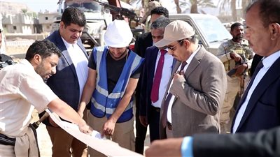 محافظ حضرموت يتفقد سير العمل بمشروع مركز التمور والبصل بمديرية تريم