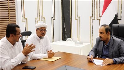 محافظ حضرموت يناقش تحضيرات مشروع تجهيز كلية المجتمع بالشحر 