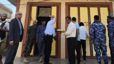 النيابة العامة تغلق محال الصرافة غير المرخصة بحضرموت