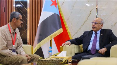 الكثيري يطّلع على التحديات التي يشكلها استمرار تدفق النازحين إلى وادي وصحراء حضرموت