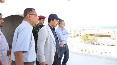 محافظ حضرموت يتفقد التجهيزات النهائية لإعادة تأهيل مكاتب وزارة المالية بالمكلا