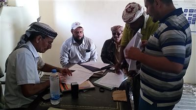 مدير عام أحور والمجلس الانتقالي يتسلمان مشروع الرصف الحجري لشارع المستشفى 