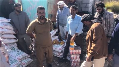 تدشين توزيع سلال غذائية للمعلمين في مدارس مديرية الشعيب بالضالع