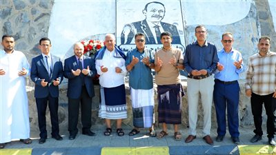 النقيب يضع إكليلا من الزهور في موقع استشهاد اللواء جعفر محمد سعد في ذكرى استشهاده التاسعة