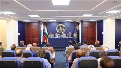 فريق التواصل السياسي يعقد لقاءً موسعاً مع القيادات الأمنية والعسكرية بالعاصمة عدن 