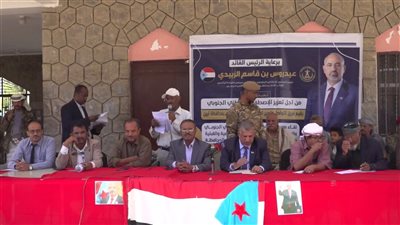 فريق التواصل السياسي يعقد لقاءً موسعًا بالقيادات الاجتماعية والقبلية بمديريتي لودر ومكيراس (تقرير)