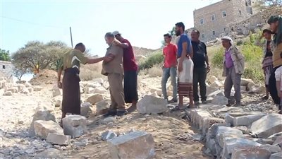 مدير عام حبيل جبر بردفان يطلع على سير العمل في طريق الحنكة حسي