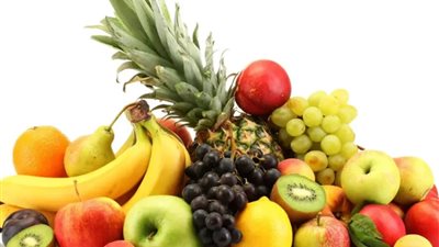 فواكه طبيعية تساعد على تنظيم عملية الهضم وتعزيز صحة الأمعاء