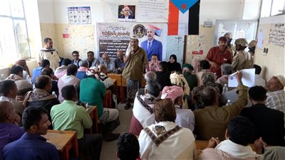 فريق التواصل السياسي يعقد لقاءً موسعاً في مديرية كَرِش بلحج