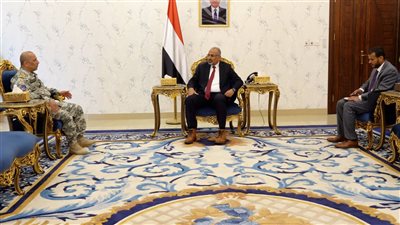 الرئيس الزُبيدي يؤكد أهمية رفع قدرات خفر السواحل وتعزيز الأمن البحري