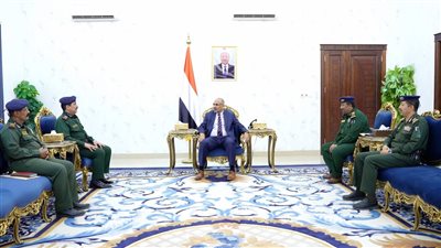 الرئيس الزُبيدي يشدد على سرعة تنفيذ مصفوفة قرار تصنيف مليشيا الحوثي كمنظمة إرهابية