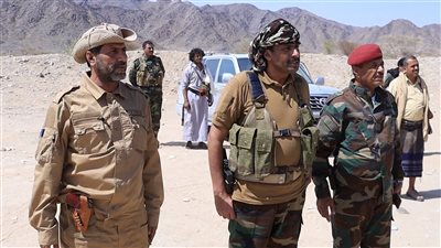 قيادة قوات دفاع شبوة تتفقد جبهات القتال في منطقتي المصينعة وخورة