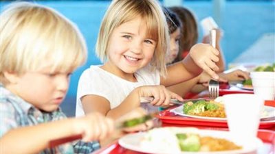 لتطوير سلوكهم الاجتماعي.. طريقة تعليم الأطفال قواعد الإتيكيت