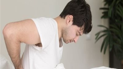 آلام الظهر أزمة عصرية شائعة.. متى تحتاج للطبيب؟