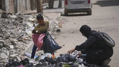 البحث عن الطعام في القمامة... ملاذ أخير للنجاة في غزة