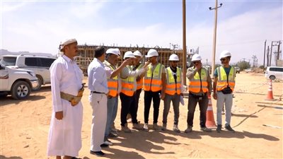 أمين محلي شبوة يدشّن تركيب مشروع الطاقة الشمسية بالمحافظة 