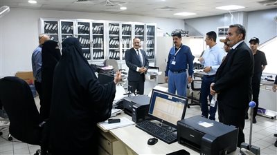 وزير النقل يتفقد سير العمل بمطار عدن الدولي ويعقد اجتماعاً بقيادته